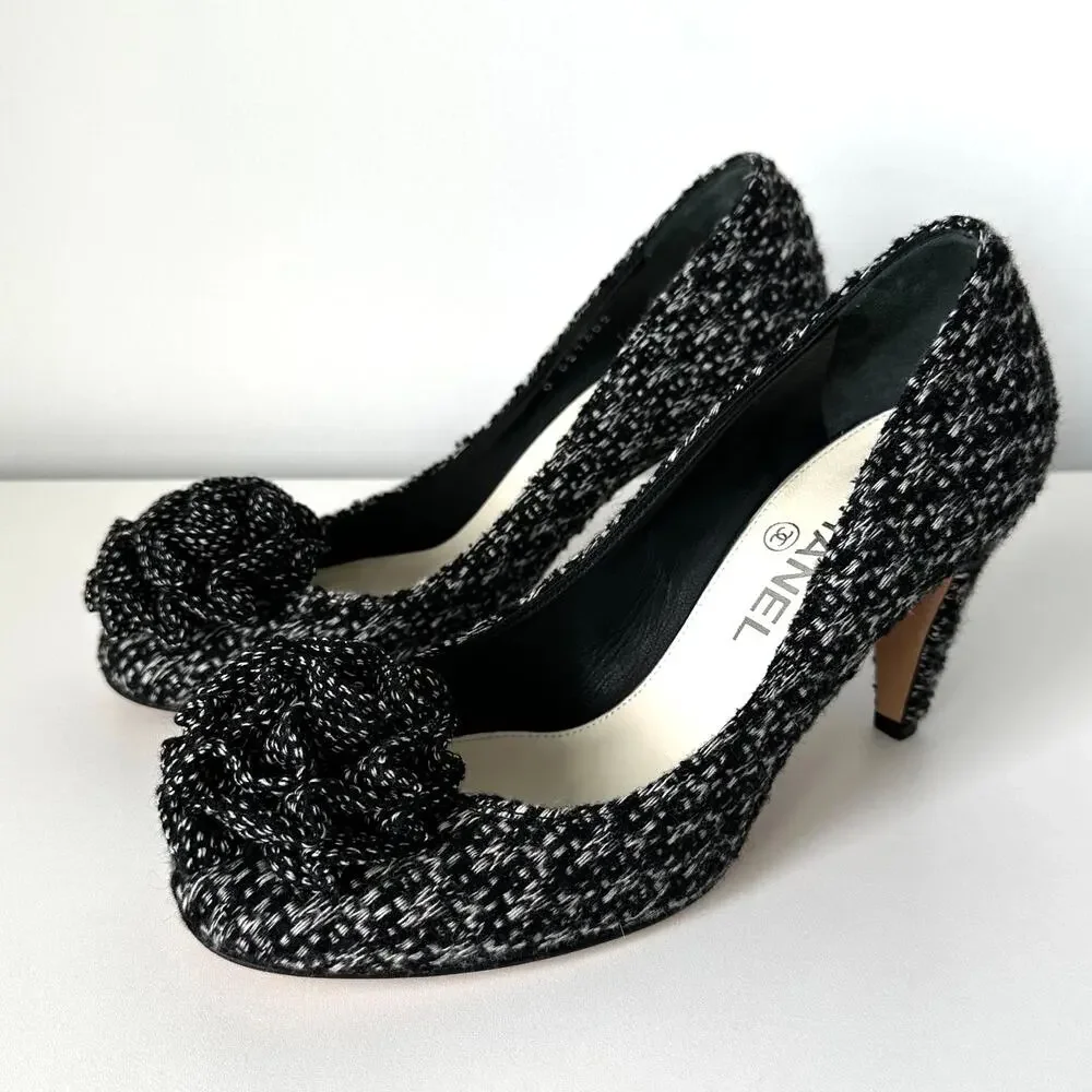 CHANEL 2010 CC Tweed Camellia Flower Heel Pumps Black White IT 38.5